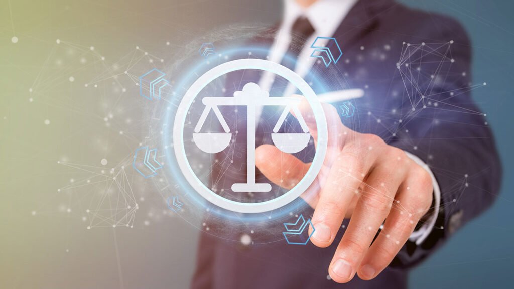 Abogado apunta con su dedo hacia una balanza de la justicia, para abordar como Nueva Ley de Copropiedad, cambios y desafíos para la administración de comunidades